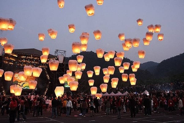 Летающие огоньки запретили