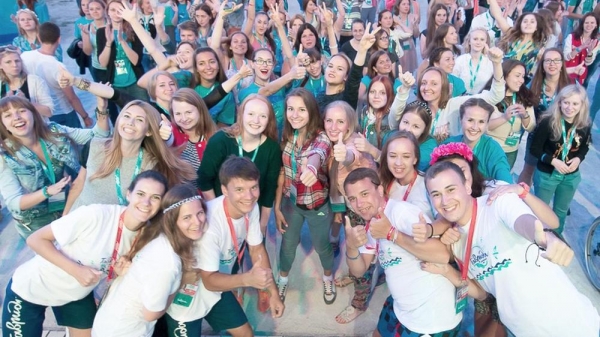 Молодежь собралась на Бакальской косе