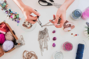 Матеріали для створення біжутерії: які намистини, основи та застібки потрібні новачку