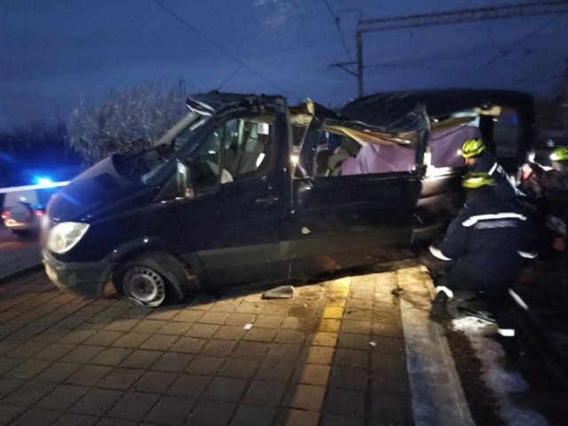 Опасный пируэт – микроавтобус у села Почтовое оказался на рельсах