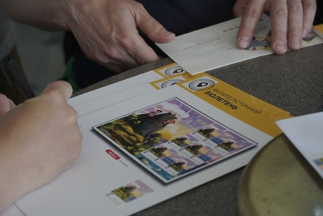 В Киевском главпочтамте состоялось гашение почтовых марок серии «Артек»