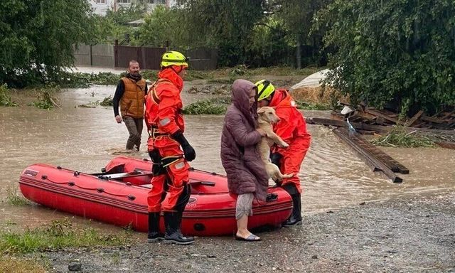 Сильные ливни обрушились на столицу Крыма – объявлен режим ЧС (фото)