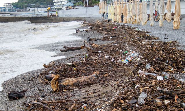 Последствия стихии – в Ялте запретили купаться на всех пляжах (фото, видео)