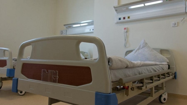 В инфекционной больнице Севастополя медики оставили больных в одном помещении с мертвым телом