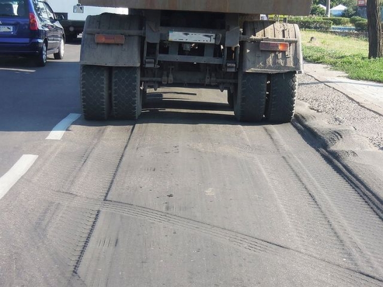 Под колесами грузовых машин в Крыму плавится асфальт