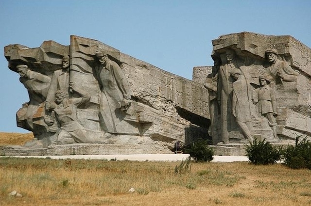 Подрядчик сорвал сроки ремонта мемориального комплекса в Керчи