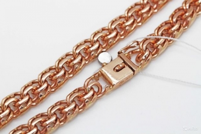 Чтобы отдать долги, девушка воровала золотые цепочки в магазине и заменяла их бижутерией