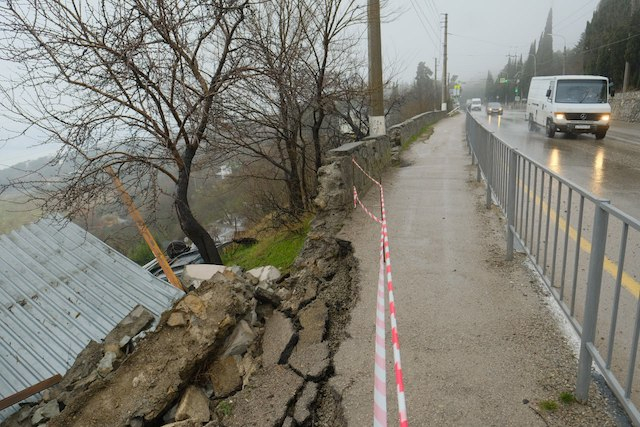После снегопадов на Крым обрушились ливни, сложная обстановка в Ялте и Севастополе (фото)