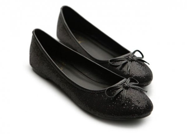 Как избавить балетки от неприятного запаха пота и вони? Что делать, как отмыть?