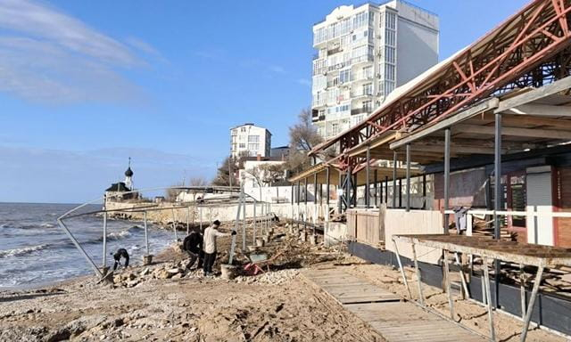 Под Севастополем шторм разгромил курортную зону