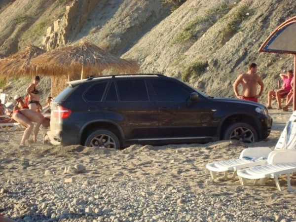 На пляж машина въезд заказан, а стоянок для них просто нет