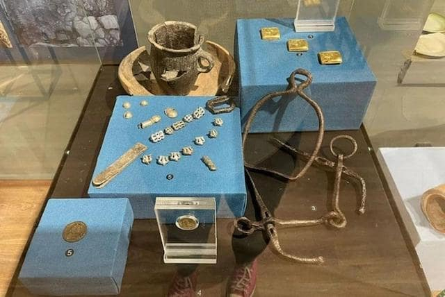 Археологи обнаружили в Крыму могилу всадника с украшениями