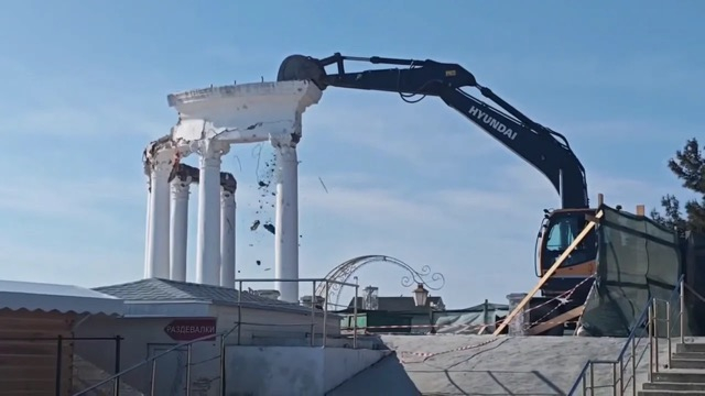 В Алуште снесли ротонду на набережной &ndash; символ курортного города