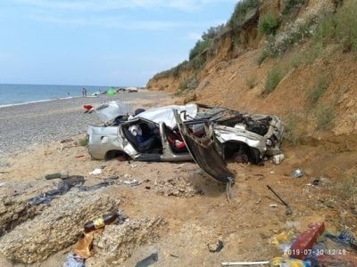 В Николаевке автомобиль сорвался с обрыва на дикий пляж