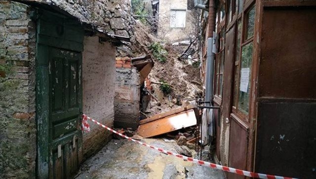 Из дома, стену которого разрушил селевой поток, отселили две семьи (видео)