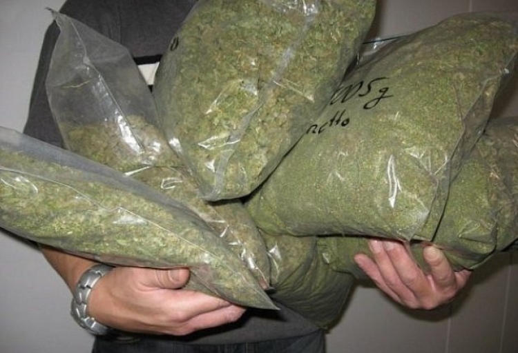 Наркодилера почтенного возраста задержали полицейские в Саках