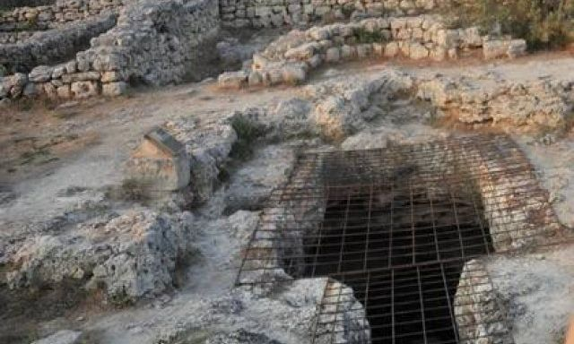 Житель Крыма устроил площадку для стройматериалов на некрополе