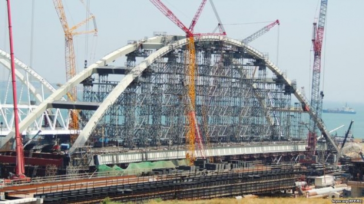 Очередной удар по судоходству - из-за погодных условий монтаж арок Керченского моста задерживается на месяц