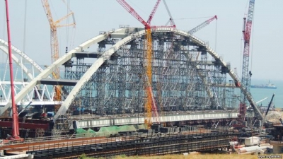 Очередной удар по судоходству - из-за погодных условий монтаж арок Керченского моста задерживается на месяц