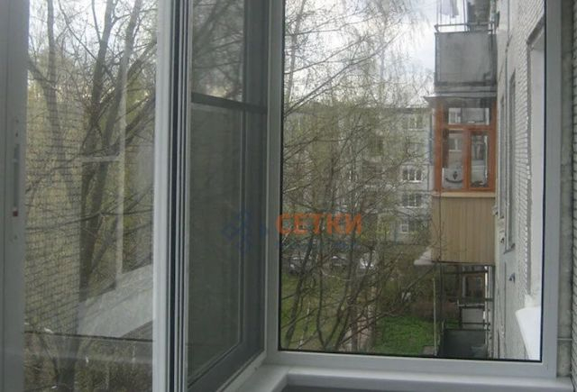 В Симферополе из окна квартиры 7-го этажа выпала девочка