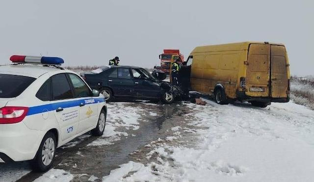 В ДТП в Ленинском районе Крыма пострадали три человека