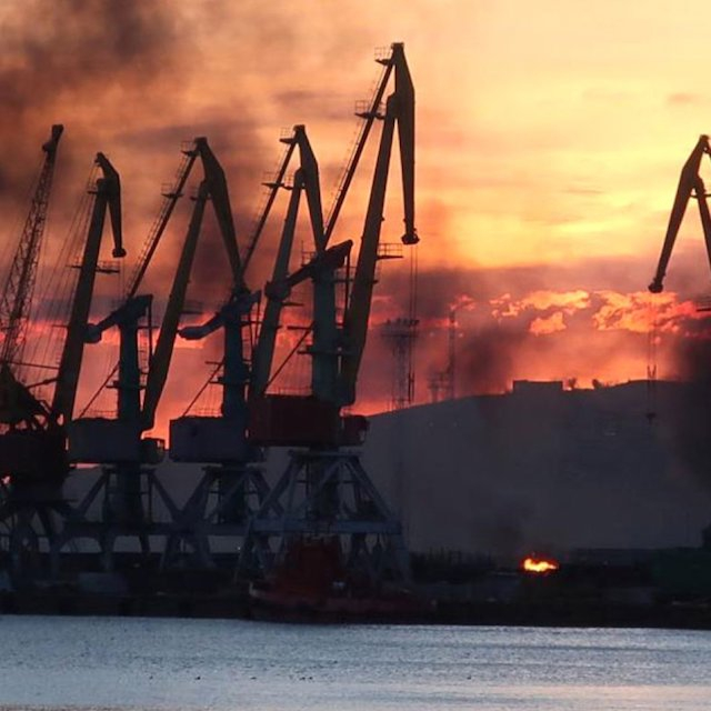 Из Феодосийской бухты вывели два российских военных корабля