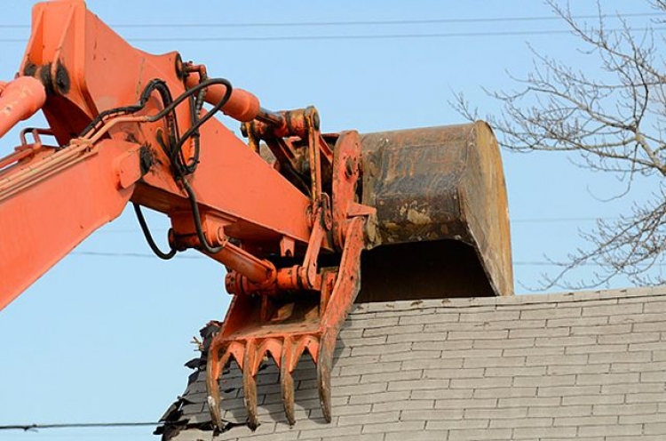 На Центральном рынке в Симферополе под охраной полиции хозяйничают бульдозеры (видео)