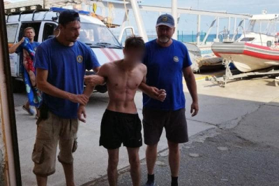 В Алуште во время шторма в море едва не погибли двое подростков