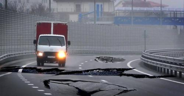 Трасса «Дубки – Левадки» не выдержала и двух лет: асфальт и грунт обваливаются