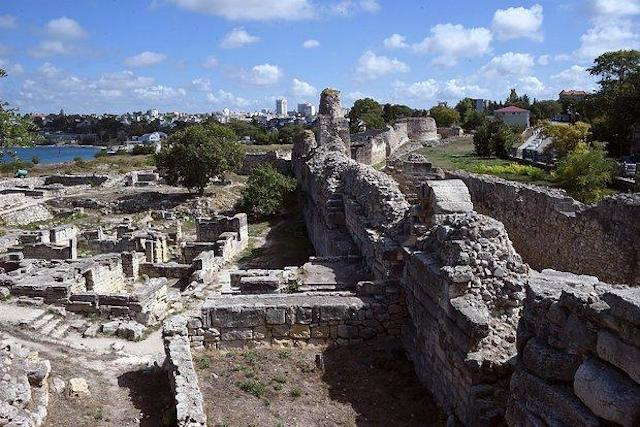 В Севастополе найдена глиняная амфора с останками ребенка