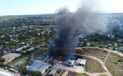 Под Севастополем 20 часов горел склад мебельного производства