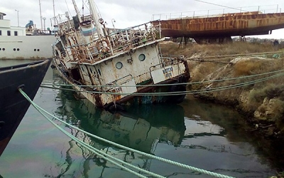 В Камышевой бухте пытаются спасти старое судно