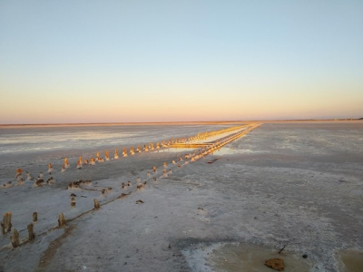 Озеро Сасык-Сиваш, которое за лето практически высохло, после дождя снова порозовело