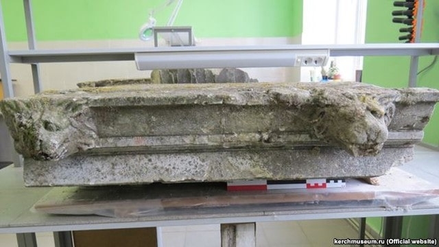 Наблюдательные керчане недосчитались львов на плите перекрытия из Пантикапея
