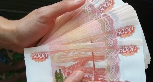 Мошенник продал двум пенсионеркам не нужный им товар на 85 тысяч рублей