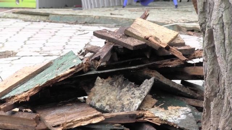 Незаконные торговые объекты в Алуште снесут осенью, пока – отключат от света и воды