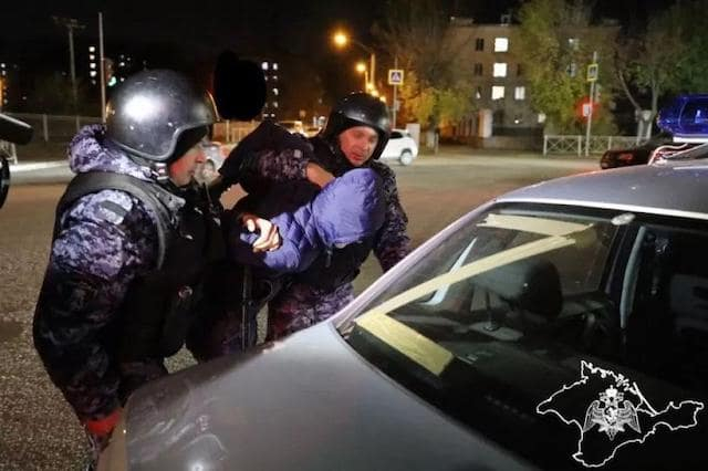 В Евпатории двое граждан ограбили магазин, пробив дыру в крыше