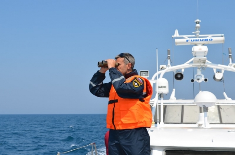 В Крыму потерпели бедствие любители рыбной ловли и баржа с углем