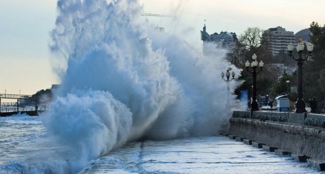 На сегодня и завтра в Крыму снова объявлено штормовое предупреждение