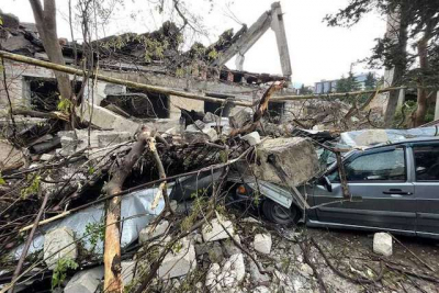 В Ялте рухнула стена молокозавода – на газопровод и автостоянку