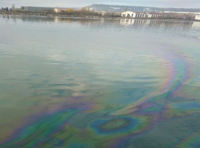 Огромное нефтяное пятно в порту Севастополя ликвидировано силами ЧФ