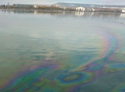 Огромное нефтяное пятно в порту Севастополя ликвидировано силами ЧФ