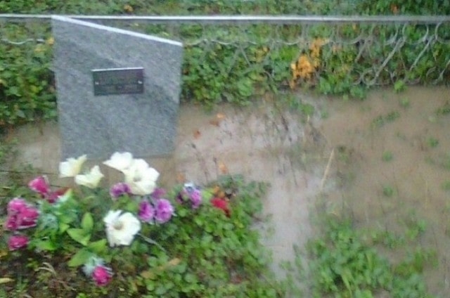 Дождевые потоки смывают Карасанское кладбище в море