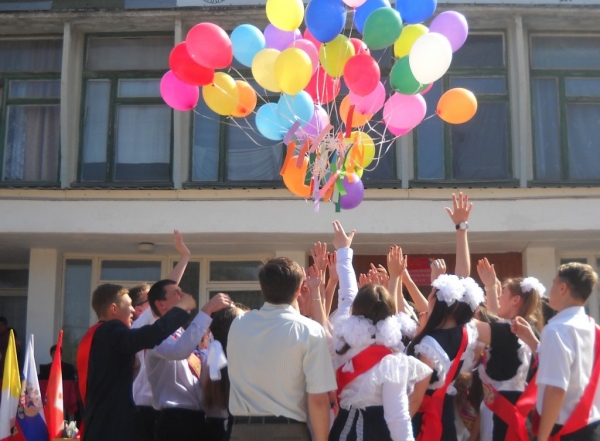 На последний звонок дети украинского класса Симферопольской гимназии пришли в вышиванках