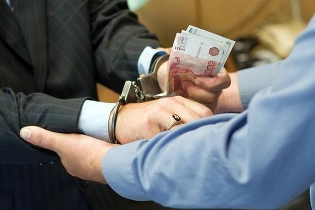 Чиновника управления потребительского рынка Севастополя наказали за взятки