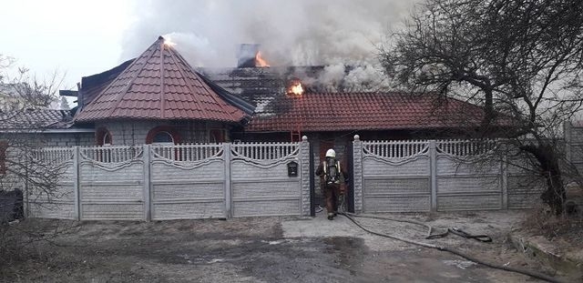 За несколько часов до Нового года в Симеизе сгорели три дома (видео)
