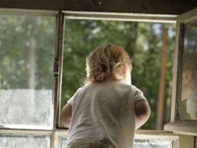 Годовалый ребенок чудом уцелел, упав с 5 этажа