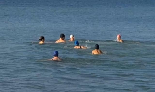 В г. Саки прошел массовый заплыв любителей зимнего плавания