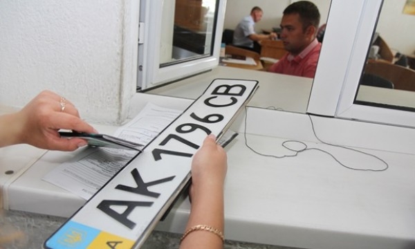 Автомобилистам напомнили, что пора менять права и номера