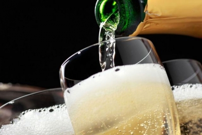 На заводе «Новый Свет» экскурсантов «искупали» в шампанском